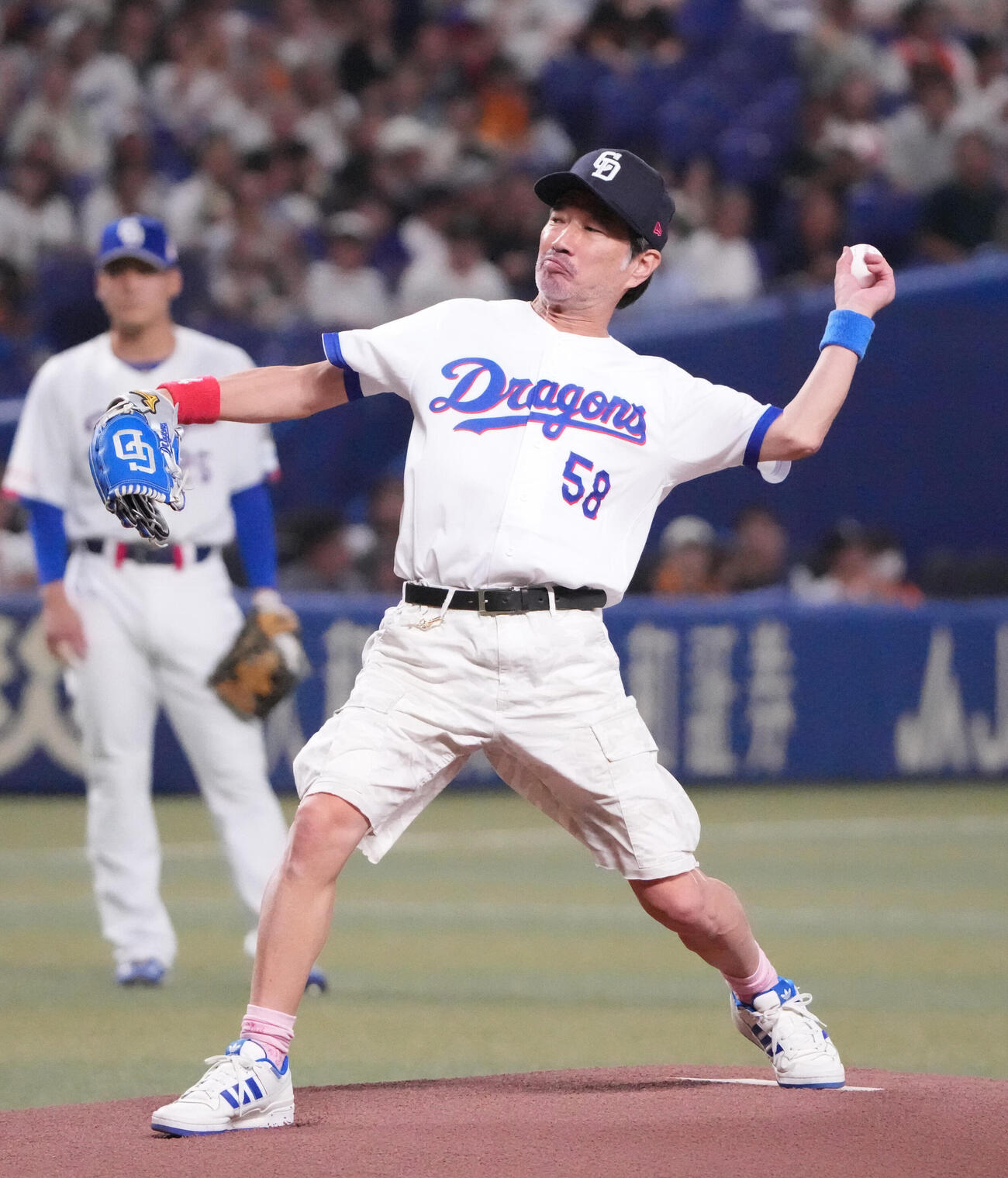 中日対巨人　試合前、始球式をする木村祐一（撮影・森本幸一）