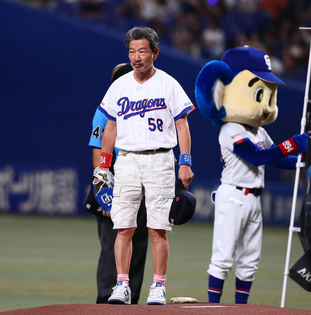 中日対巨人　始球式を行うお笑いタレントの木村祐一　（撮影・加藤哉）