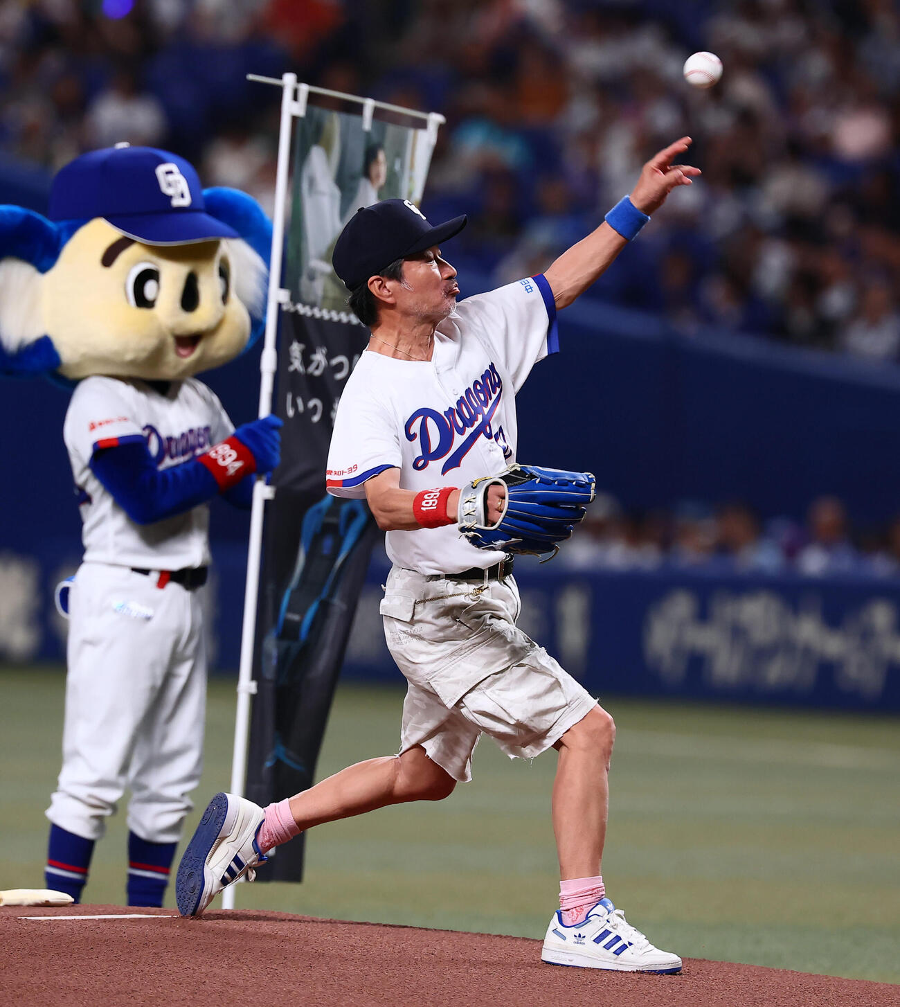 中日対巨人　始球式を行うお笑いタレントの木村祐一　（撮影・加藤哉）