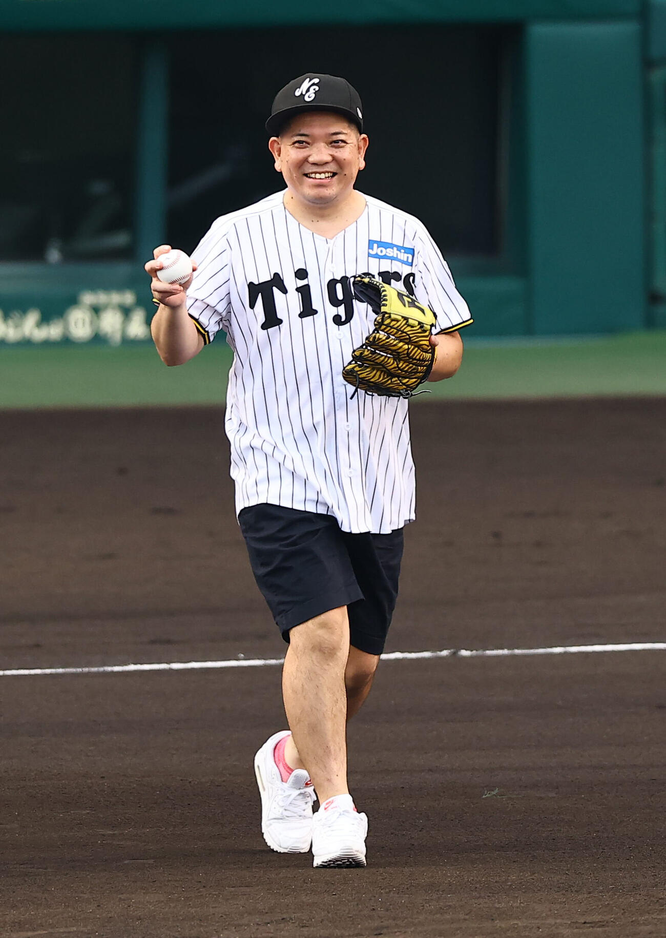 阪神対広島　始球式を務めたnobodyknows+のノリノリで歌う坂梨（撮影・上田博志）