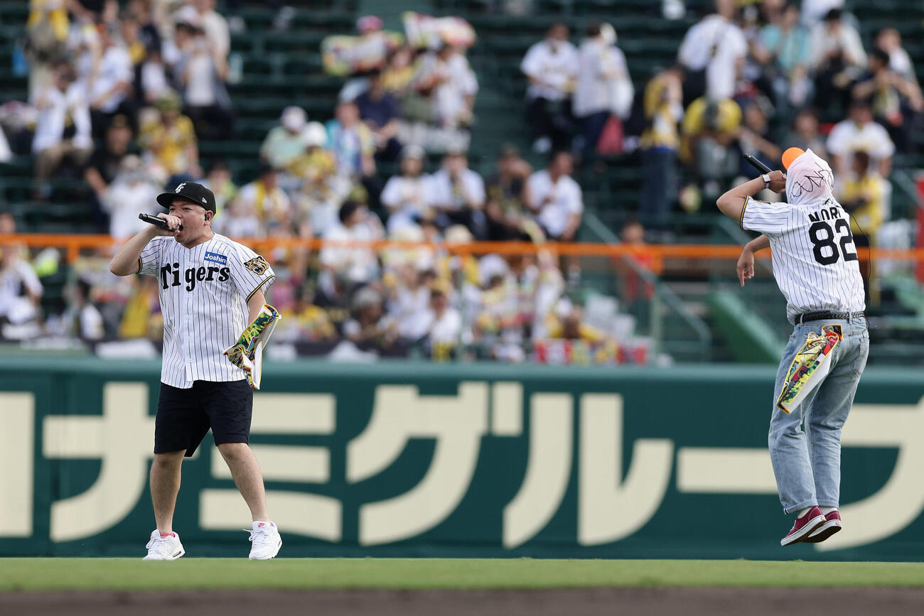 阪神対広島　試合前、パフォーマンスを披露するnobodyknows＋（撮影・前田充）