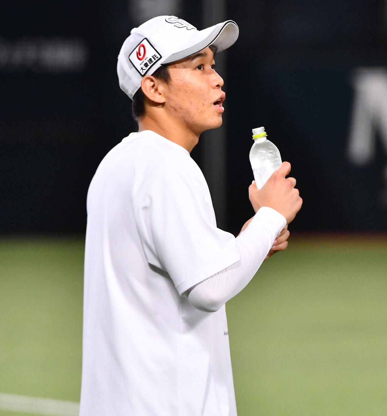ソフトバンク対ロッテ　試合前、練習に向かうソフトバンク北斗（撮影・岩下翔太）