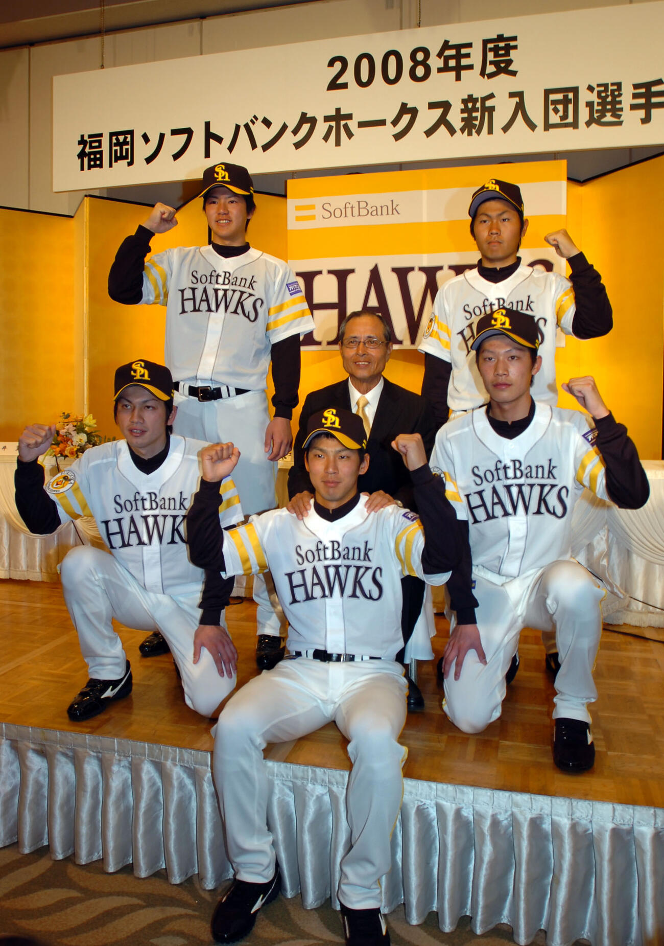 新入団発表の壇上で王貞治監督を中心にポーズを取る（前列）大場翔太、（中列左から）久米勇紀、岩崎翔（後列左から）藤井翼、中村晃（2008年1月撮影）