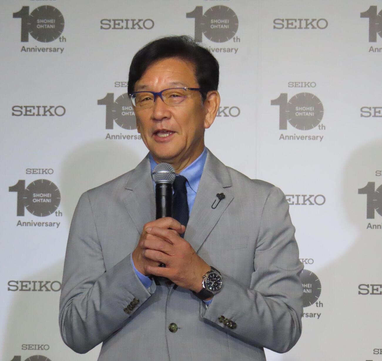 セイコーウオッチ株式会社の「100万時間の積算腕時計『Star Time』発表会」に登壇した日本ハム栗山英樹CBO（撮影・水谷京裕）