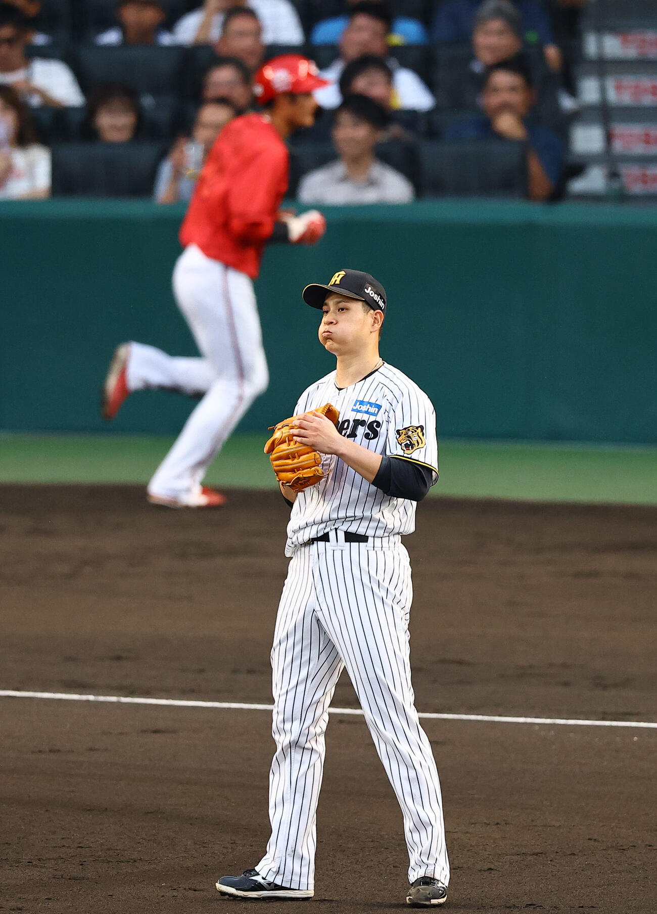 阪神対広島　3回表広島無死一、三塁、大竹耕太郎は菊池涼介の適時打で名原典彦の生還を許す（撮影・上田博志）