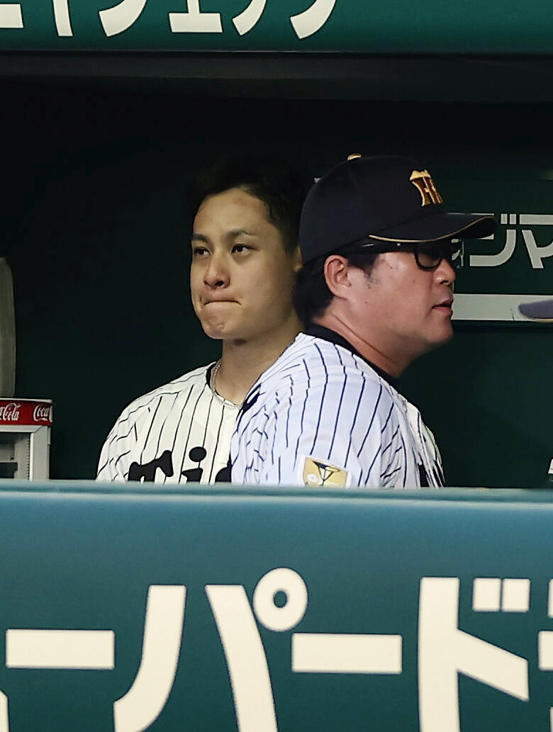 阪神対広島　3回5失点で降板となった阪神大竹耕太郎。右は安藤優也投手コーチ（撮影・前田充）