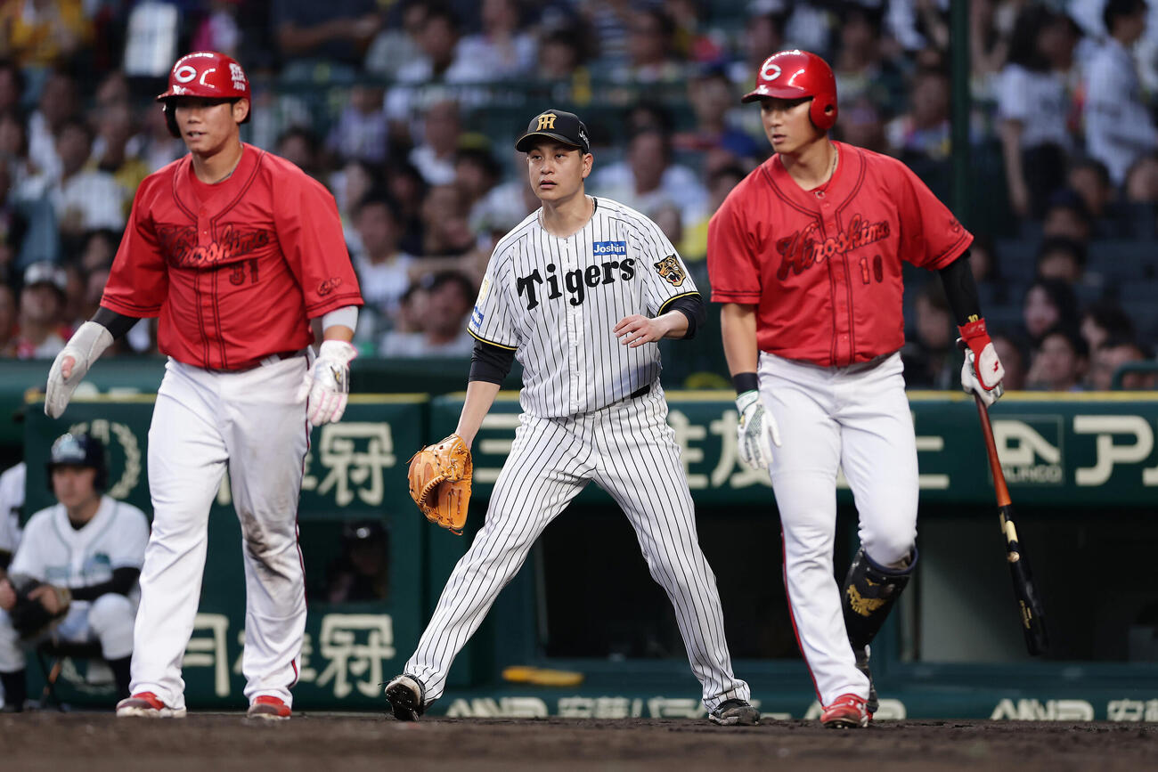 阪神対広島　3回5失点で降板となった阪神大竹耕太郎。右は安藤優也投手コーチ（撮影・前田充）