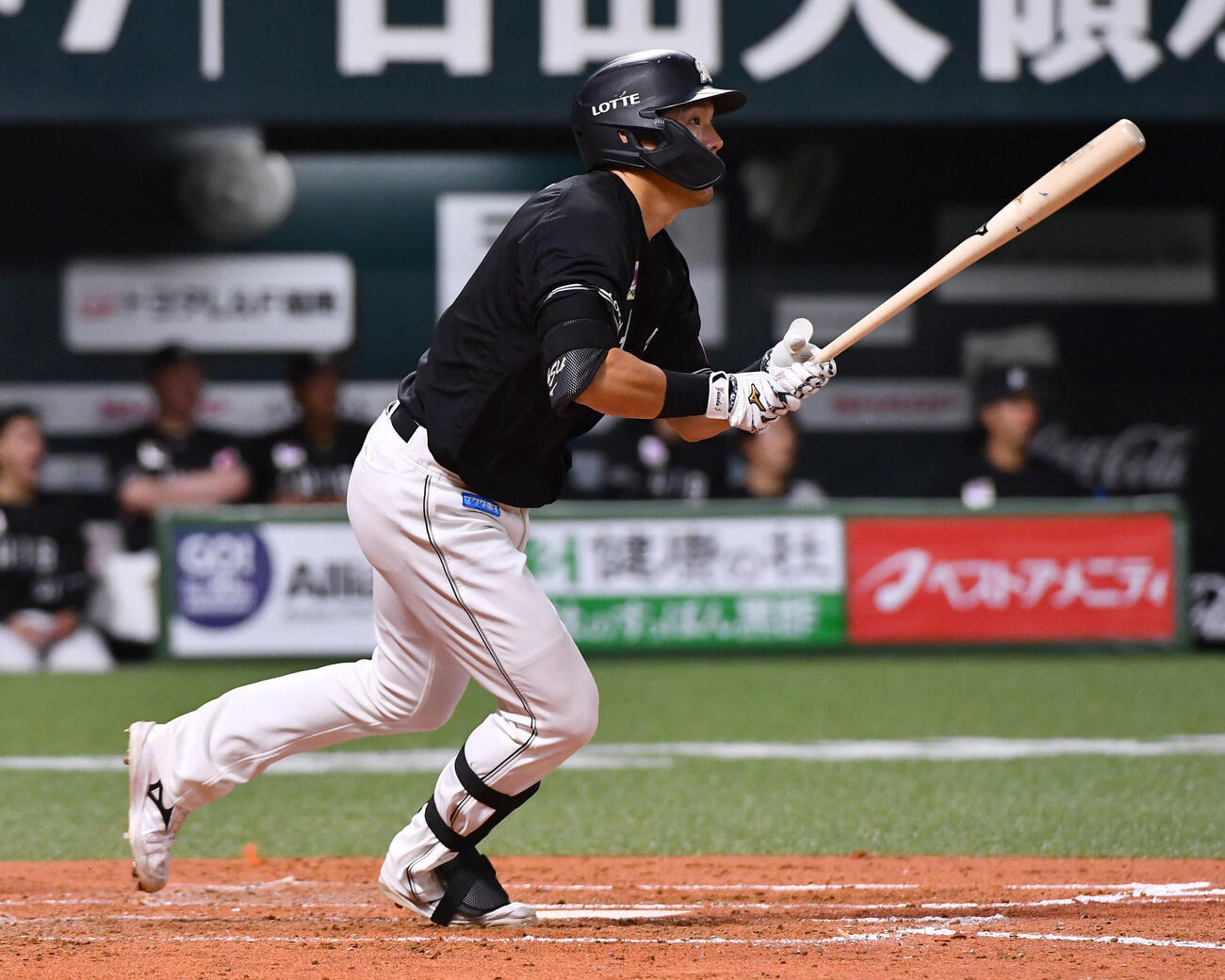 ソフトバンク対ロッテ　4回表ロッテ2死、安田尚憲は右中間へエンタイトル二塁打を放つ（撮影・岩下翔太）