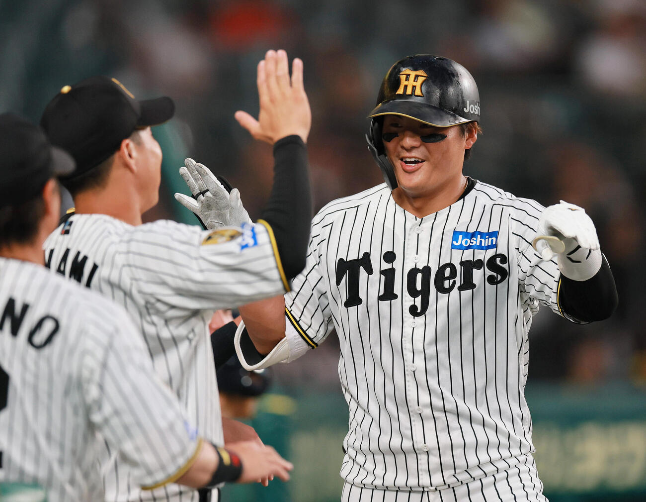 阪神対広島　5回裏阪神無死、前川右京（右）はソロ本塁打を放ち祝福を受ける（撮影・上山淳一）