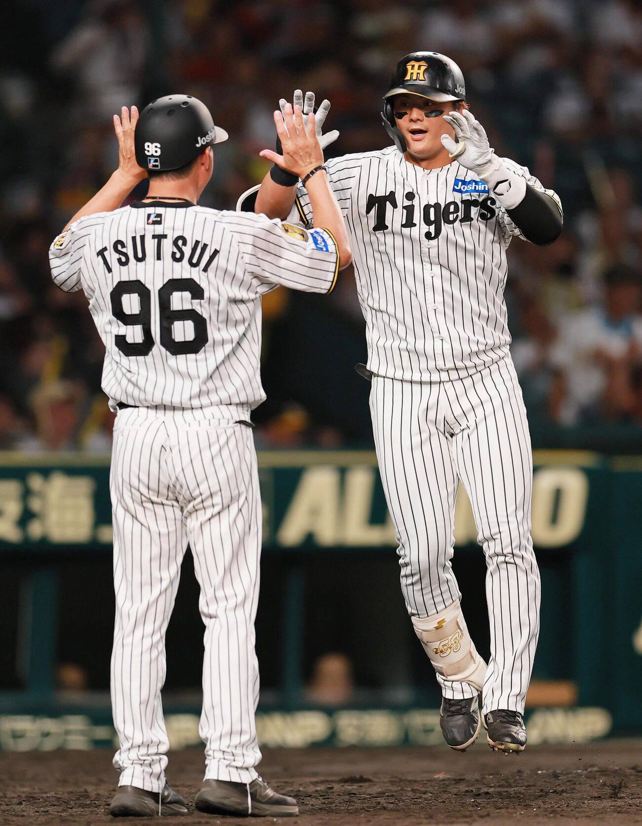 阪神対広島　5回裏阪神無死、前川右京（右）はソロ本塁打を放ち生還する（撮影・上山淳一）