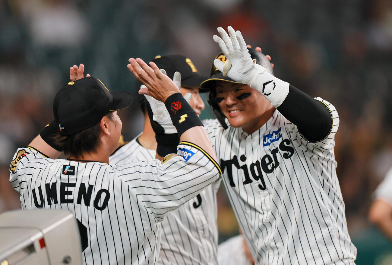 阪神対広島　5回裏阪神無死、前川右京（右）はソロ本塁打を放ち祝福を受ける（撮影・上山淳一）