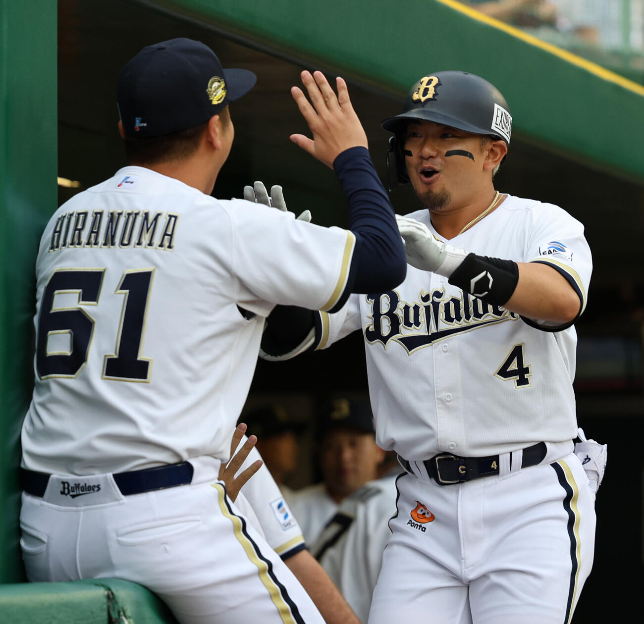 オリックス対西武　2回裏オリックス無死、森友哉は本塁打を放ちベンチ前で祝福を受ける（撮影・西尾就之）