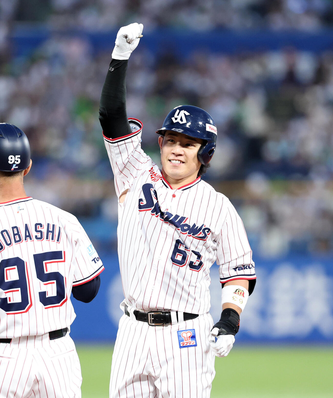ヤクルト対DeNA 3回裏ヤクルト2死一、二塁、増田珠は適時打を放ちガッツポーズ（撮影・鈴木正人）