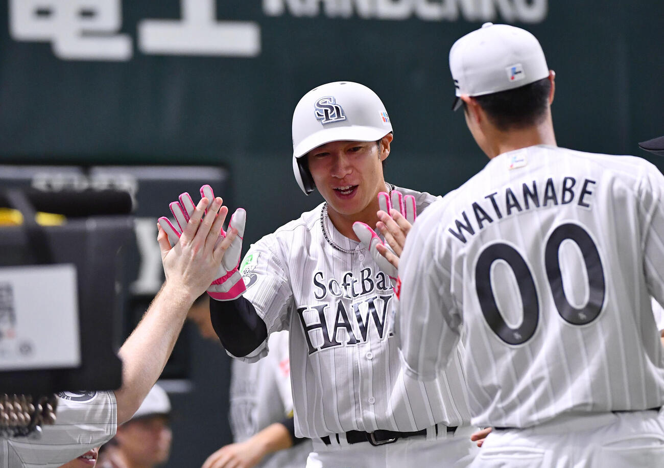 ソフトバンク対ロッテ　4回裏ソフトバンク1死二塁、川瀬晃の勝ち越し適時三塁打で生還し、ナインとタッチを交わす柳田悠岐（撮影・岩下翔太）