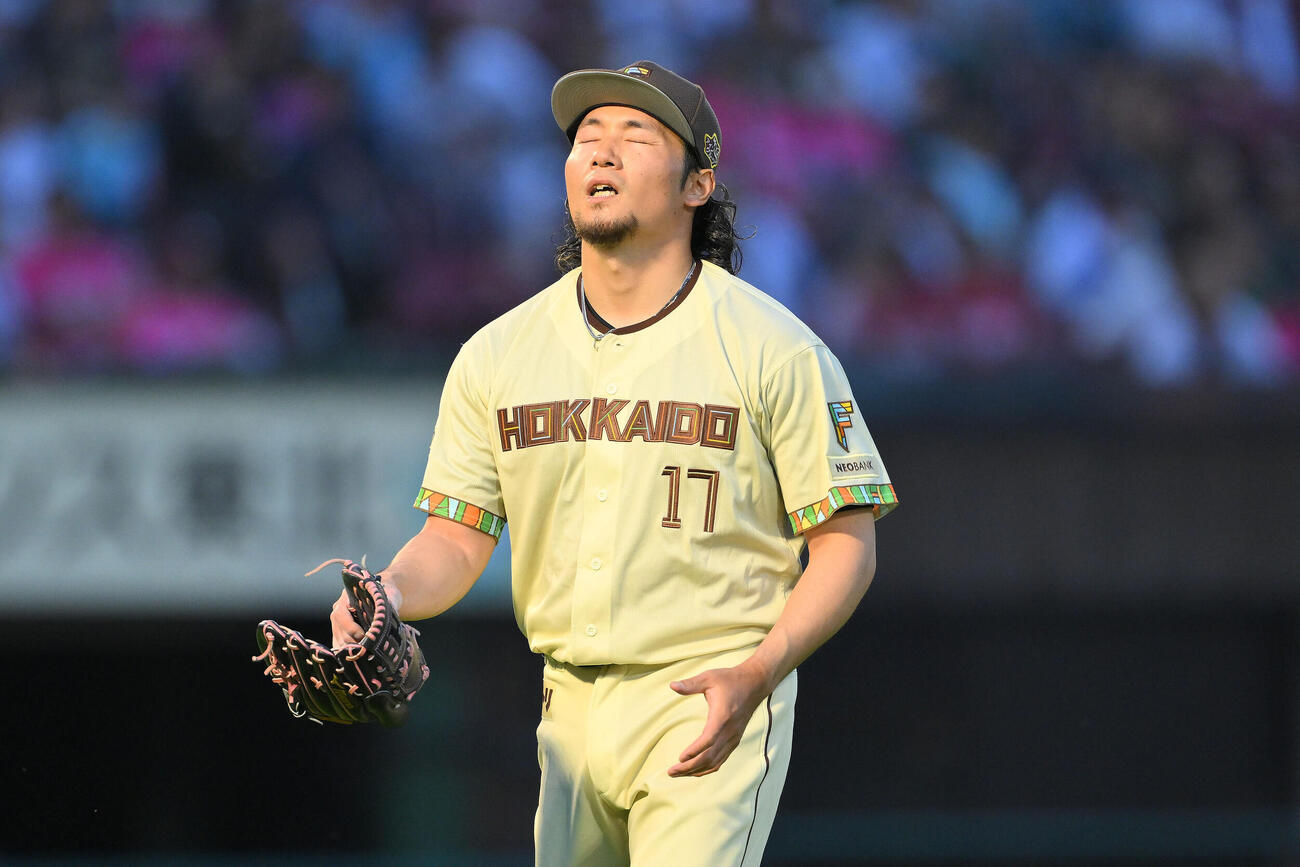 楽天対日本ハム　2回裏に先制ソロ本塁打を許した日本ハム先発伊藤大海は悔しげな表情で引き揚げる（撮影・滝沢徹郎）