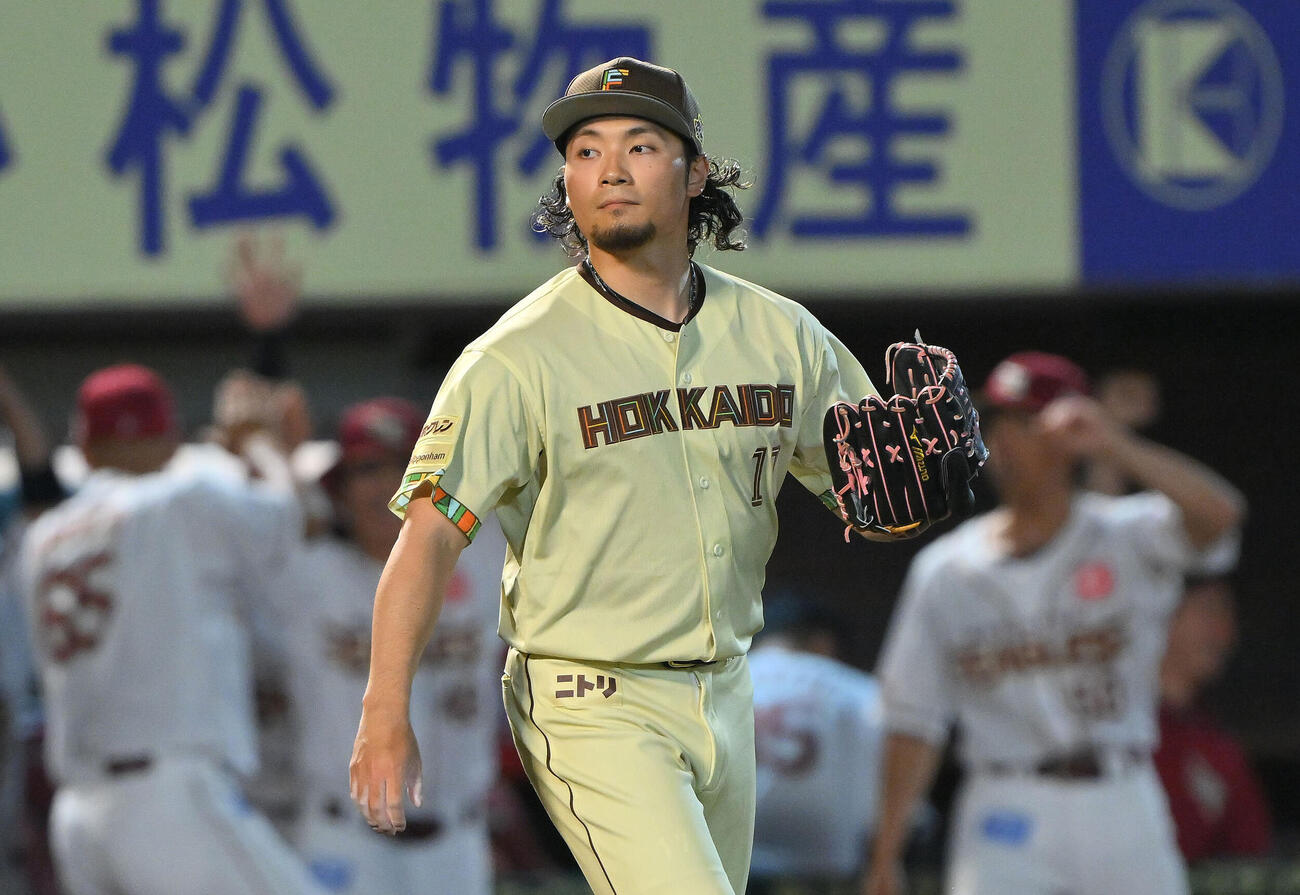 楽天対日本ハム　6回裏楽天1死一、二塁、カーソン・マッカスカーに適時打を許した伊藤大海（撮影・滝沢徹郎）