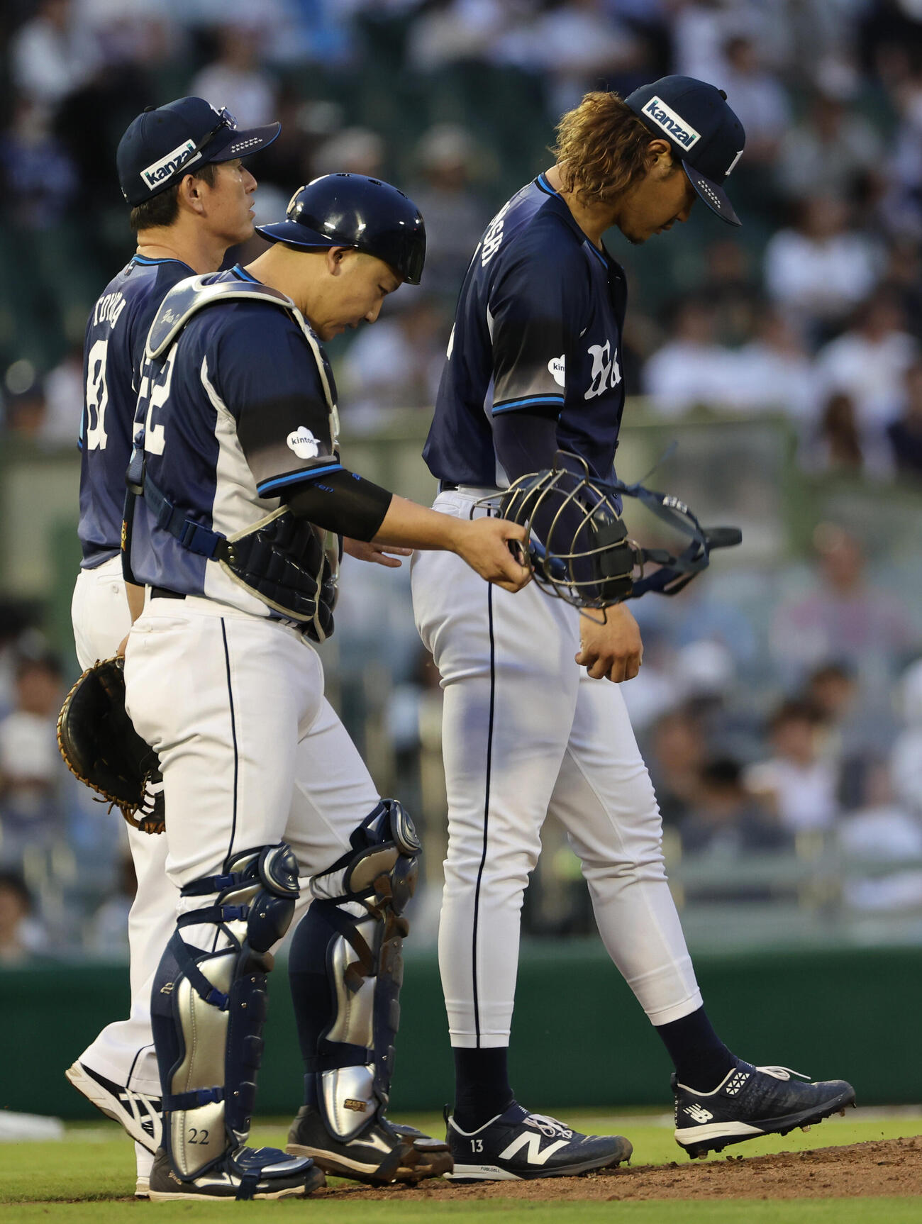 オリックス対西武　3回裏オリックス1死満塁、3四球でピンチを招いた西武先発の高橋光成は激励を受ける（撮影・西尾就之）