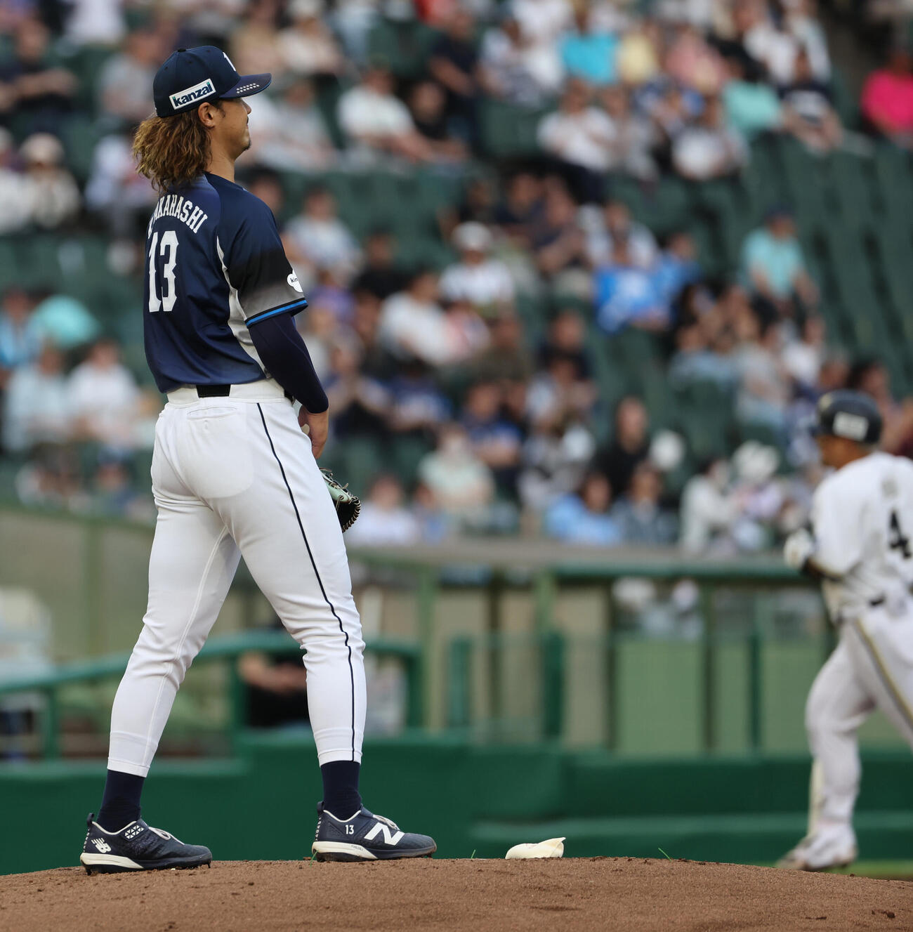 オリックス対西武　2回裏オリックス無死、西武先発の高橋光成は森友哉（右）に本塁打を許し、マウンドでのけぞる（撮影・西尾就之）