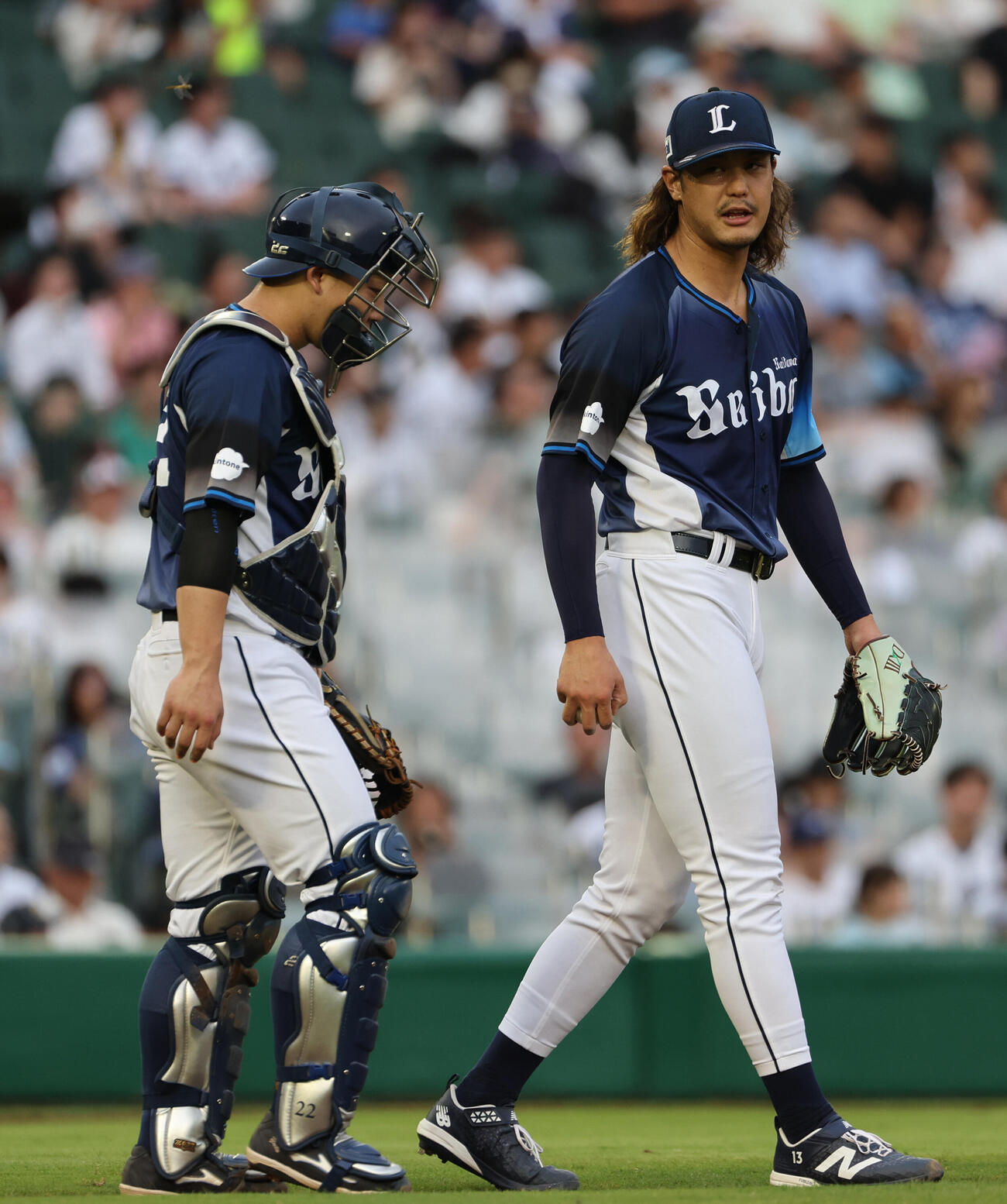 オリックス対西武　2回裏オリックス1死一、二塁、西武先発の高橋光成は古賀悠斗捕手と話す（撮影・西尾就之）