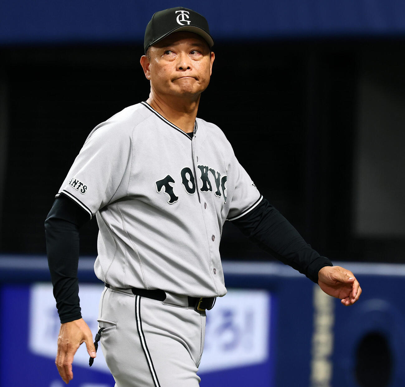 中日対巨人　8回表を終え選手交代を告げた巨人橋上秀樹監督代行（撮影・加藤哉）