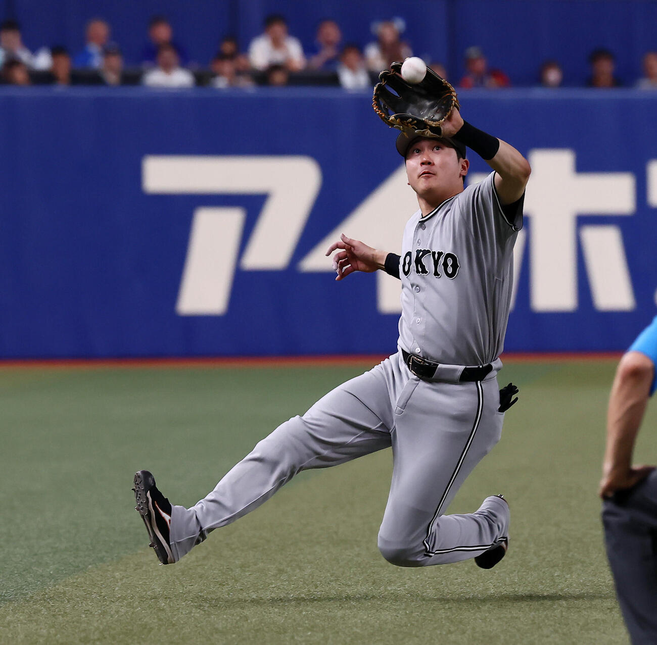 中日対巨人　2回裏中日2死一、二塁、泉口友汰は大野雄大の飛球をスライディングキャッチ　（撮影・加藤哉）