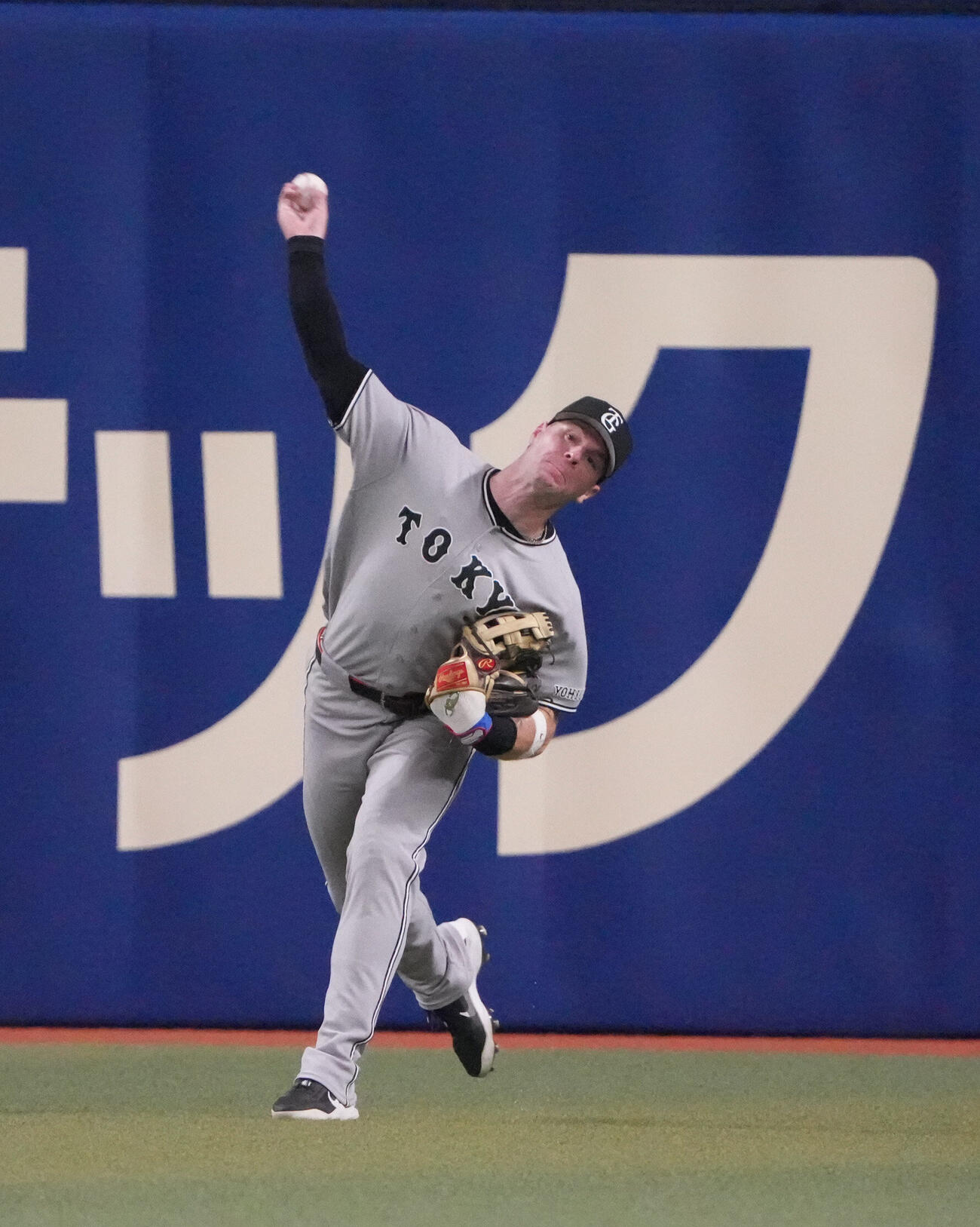 中日対巨人　4回裏中日1死二塁、石川昂弥の打球を捕球し一塁へ送球するトレイ・キャベッジ（撮影・森本幸一）