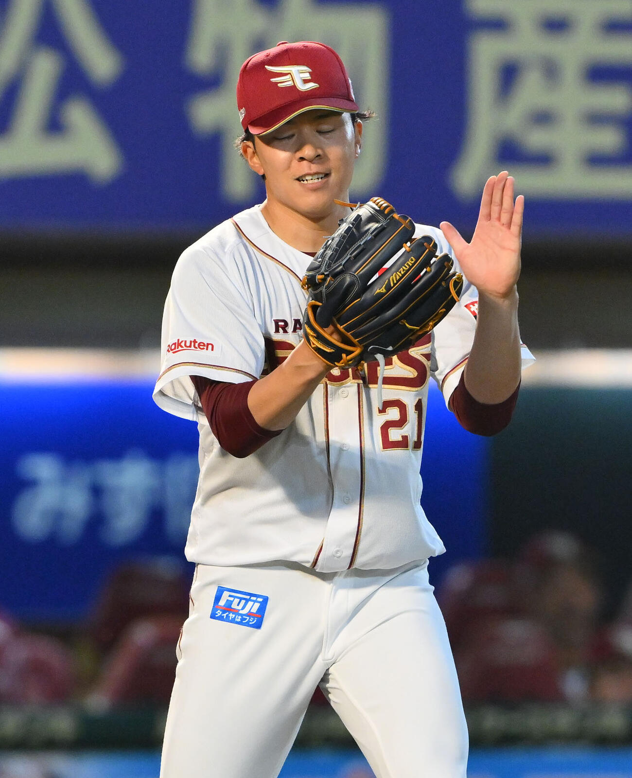 楽天対日本ハム　5回表日本ハム2死二塁、奈良間大己を三ゴロに打ち取りグラブをたたく早川隆久（撮影・滝沢徹郎）