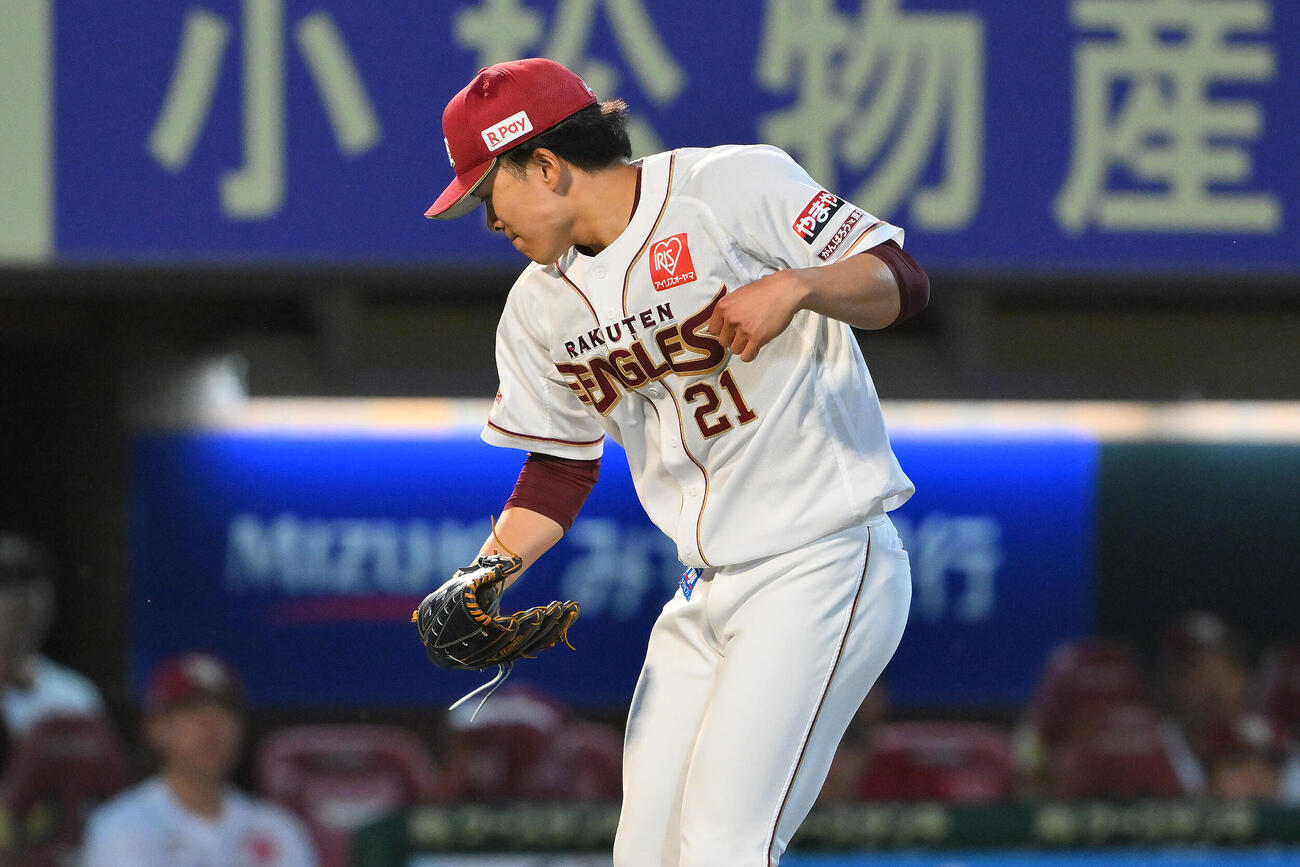 楽天対日本ハム　5回表日本ハム2死二塁、奈良間大己を三ゴロに打ち取りガッツポーズする早川隆久（撮影・滝沢徹郎）