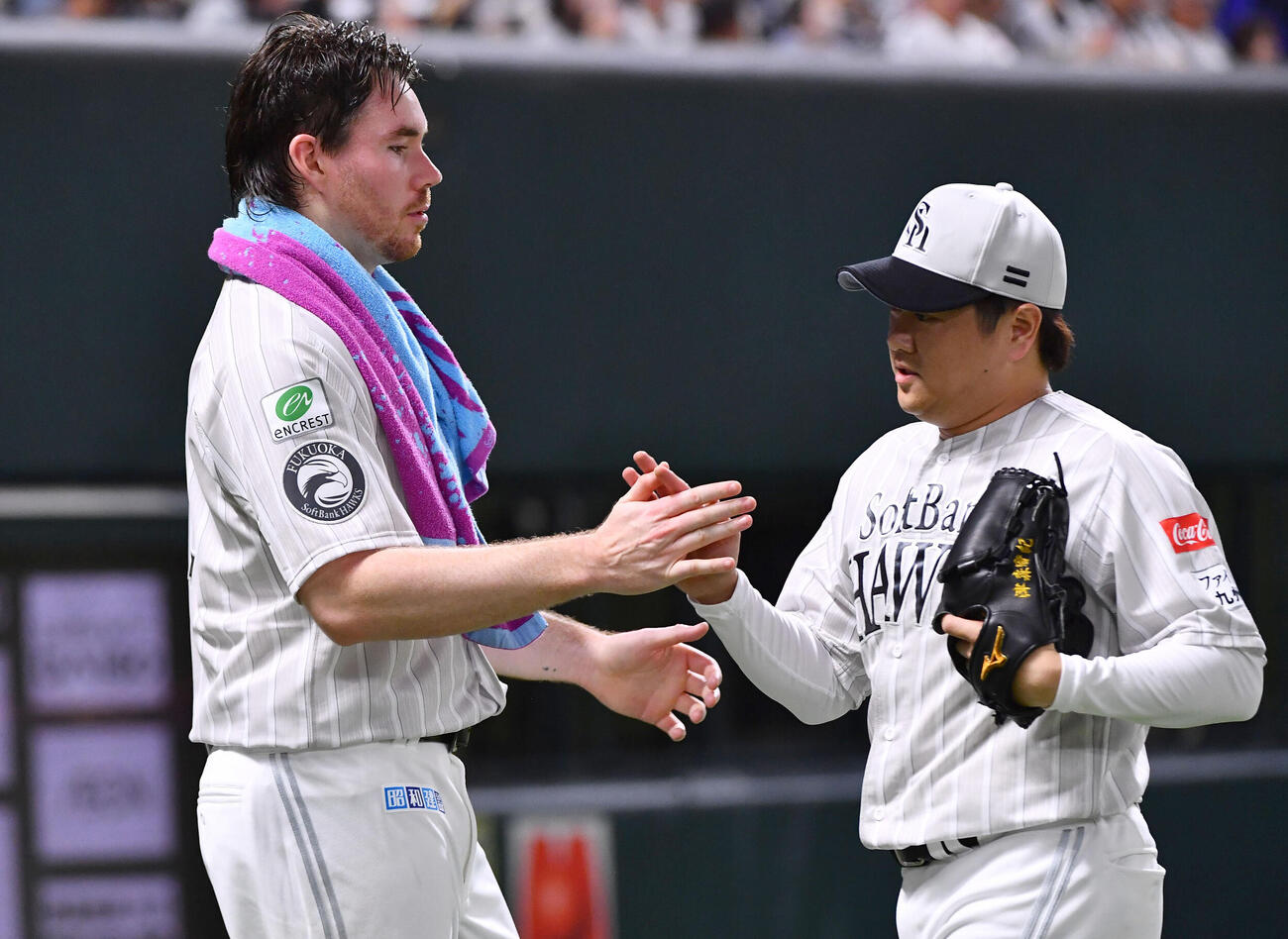 ソフトバンク対ロッテ　6回表終了後、降板後の打者を抑えた津森宥紀（右）をベンチ前で迎えるカーター・スチュワート（撮影・岩下翔太）