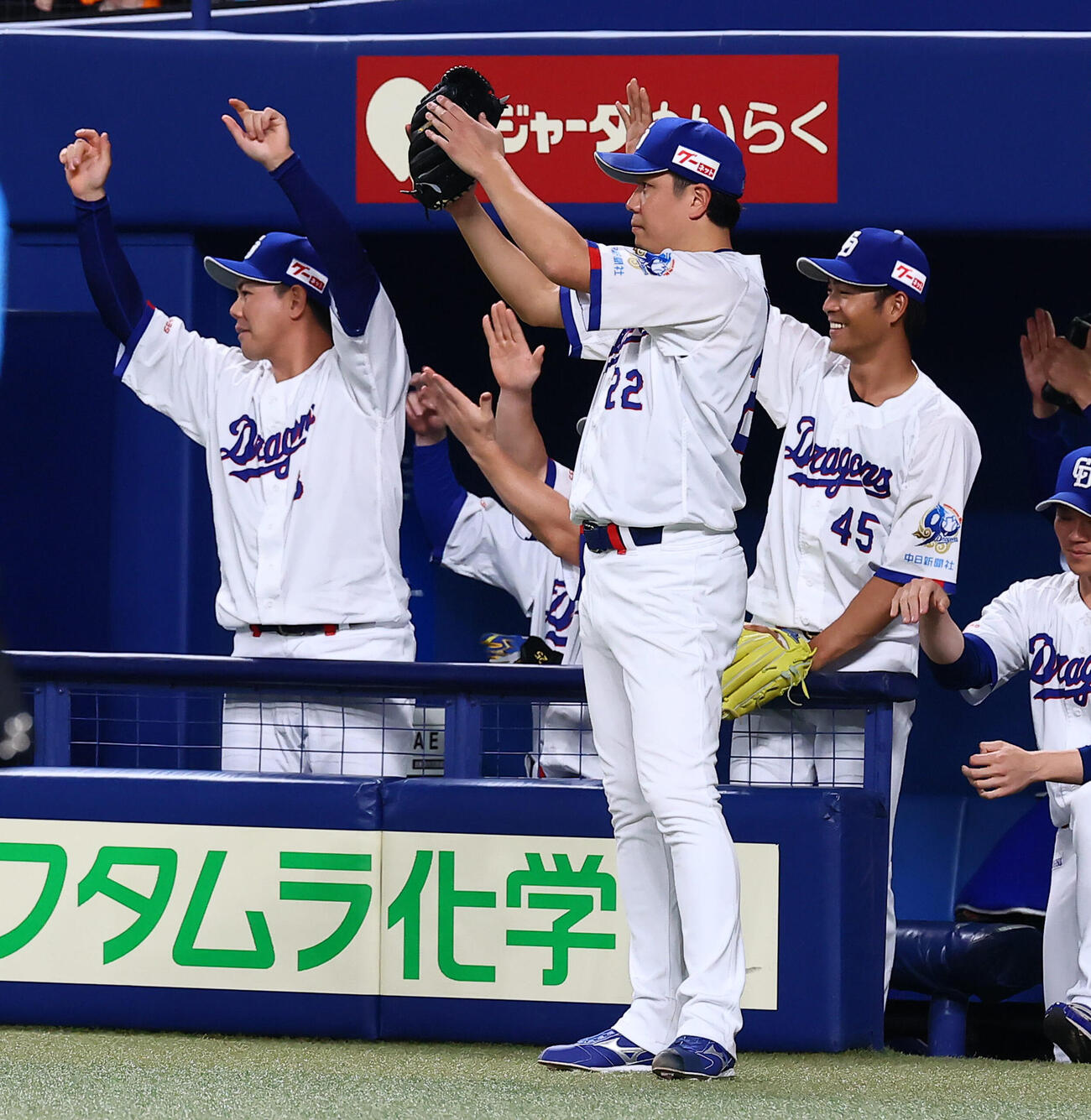 中日対巨人　6回裏中日2死二塁、ミゲル・サノーの中前適時打で先制しベンチ前で喜ぶ大野雄大（撮影・加藤哉）