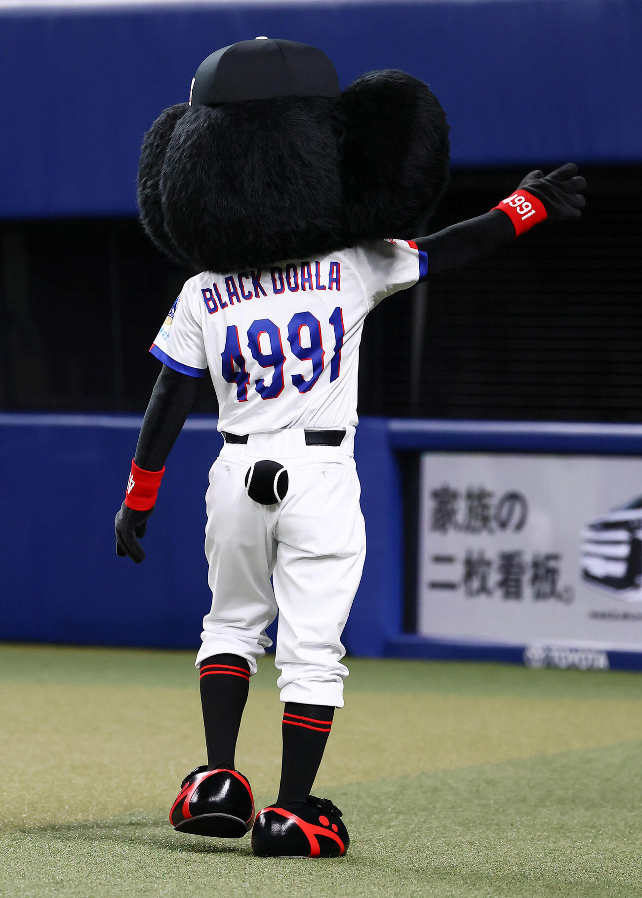 中日対巨人　中日の新キヤラクター「ブラックドアラ」が登場　ドアラの数字を逆にした4991が背番号　（撮影・加藤哉）