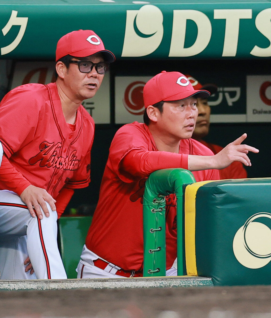 阪神対広島　3回表、戦況を見る広島新井貴浩監督（右）と藤井彰人ヘッドコーチ（撮影・上山淳一）