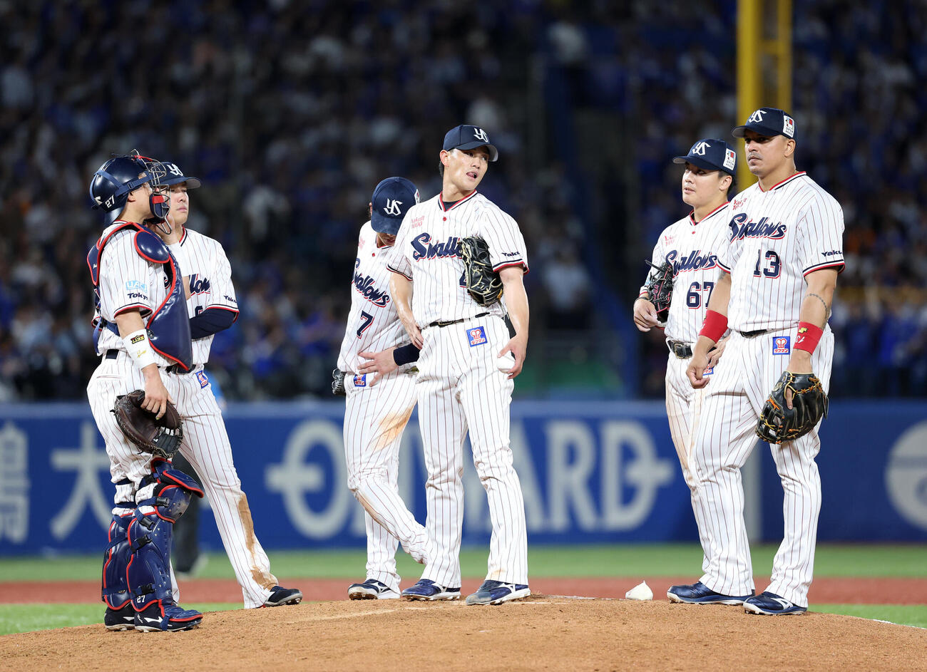 ヤクルト対DeNA 7回表、降板するヤクルト高橋奎二（中央）（撮影・鈴木正人）