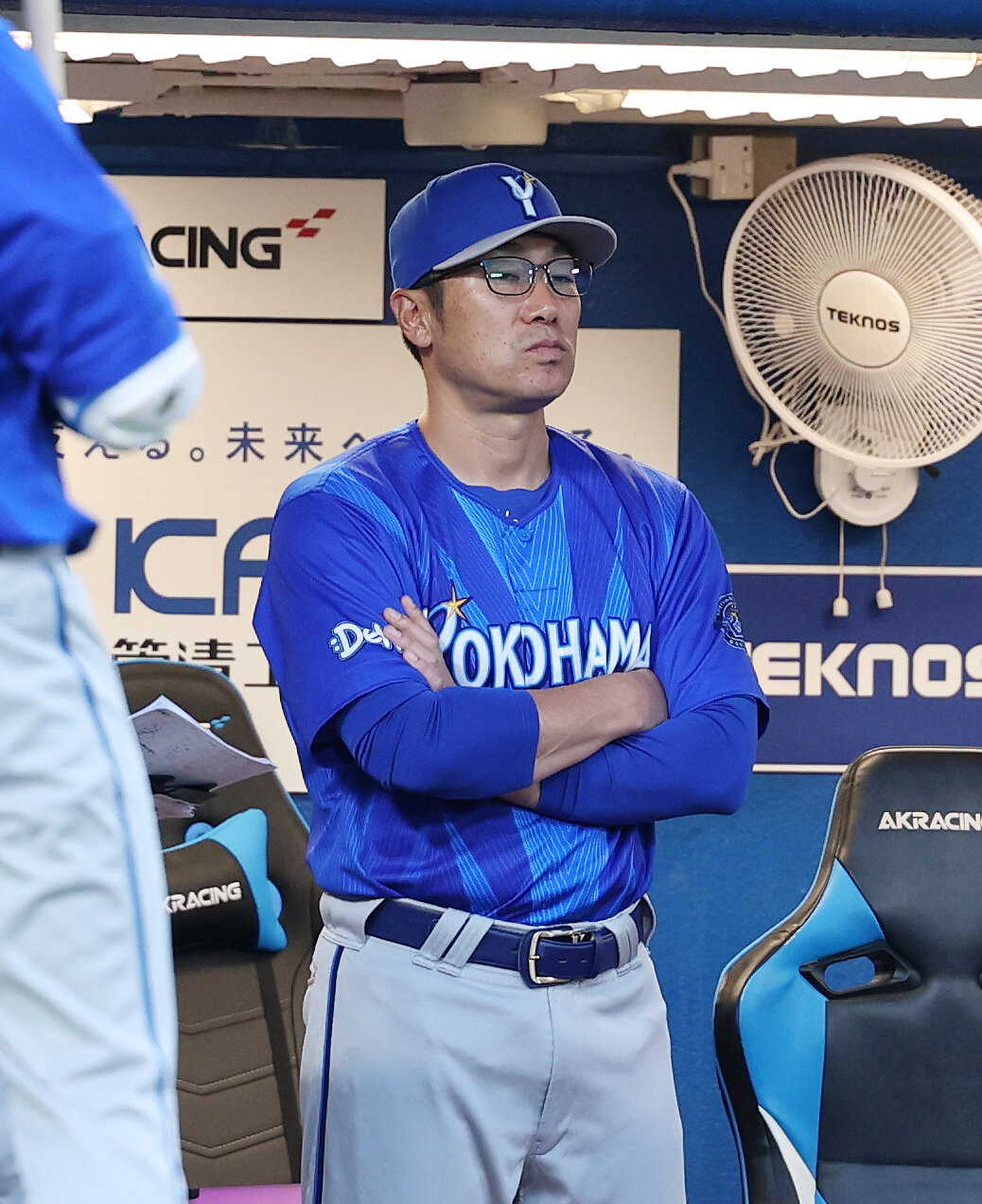 ヤクルト対DeNA 3回表、戦況を見つめるDeNA相川亮二監督（撮影・鈴木正人）