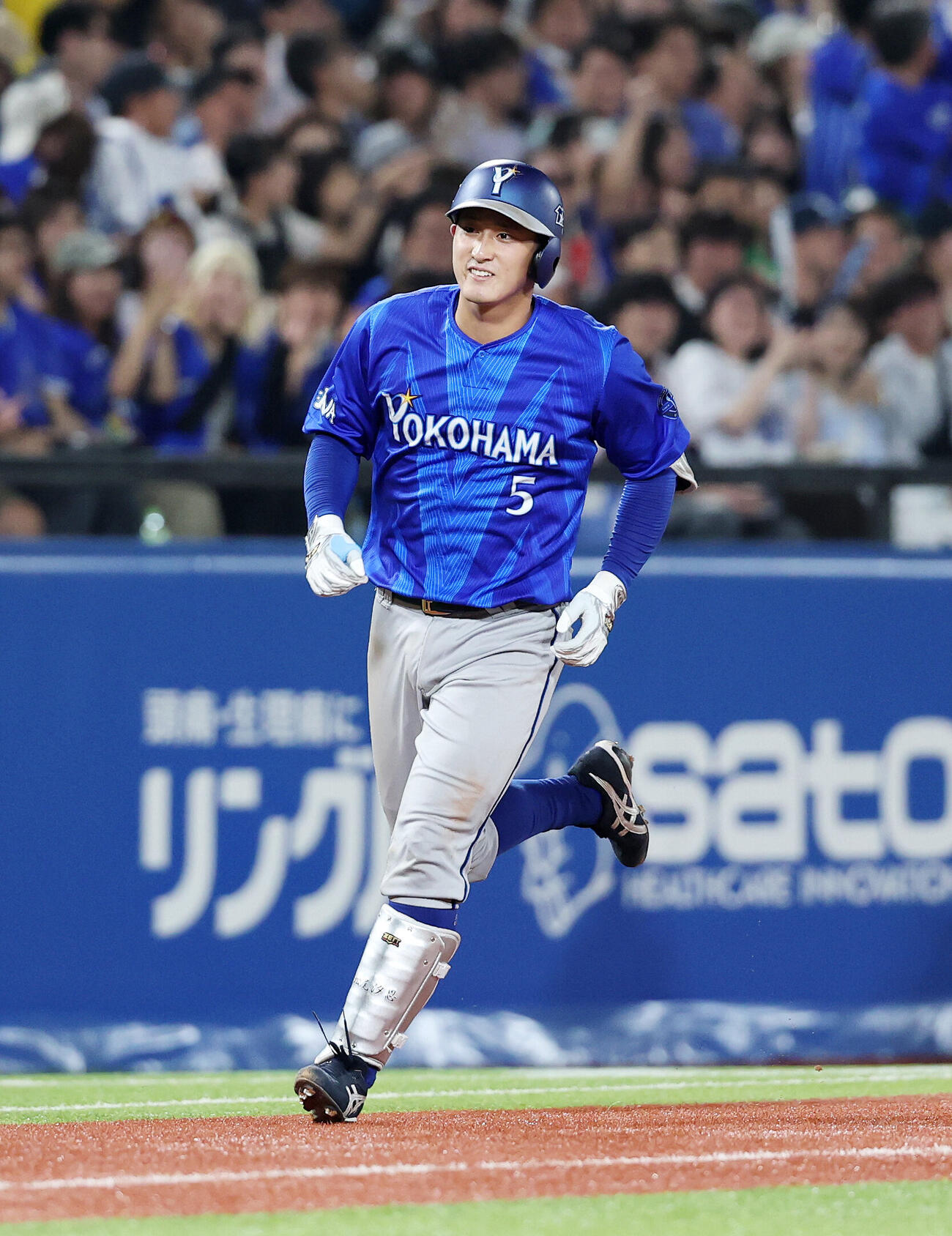 ヤクルト対DeNA 7回表DeNA1死、松尾汐恩はソロ本塁打を放ち笑顔を見せる（撮影・鈴木正人）