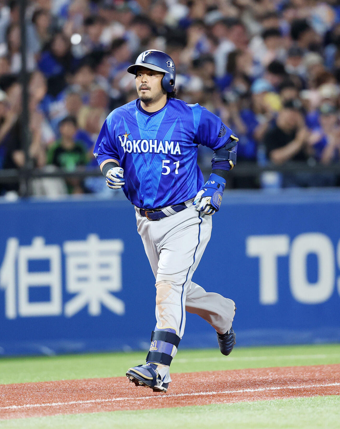 ヤクルト対DeNA 7回表DeNA1死、宮崎敏郎はソロ本塁打を放つ（撮影・鈴木正人）