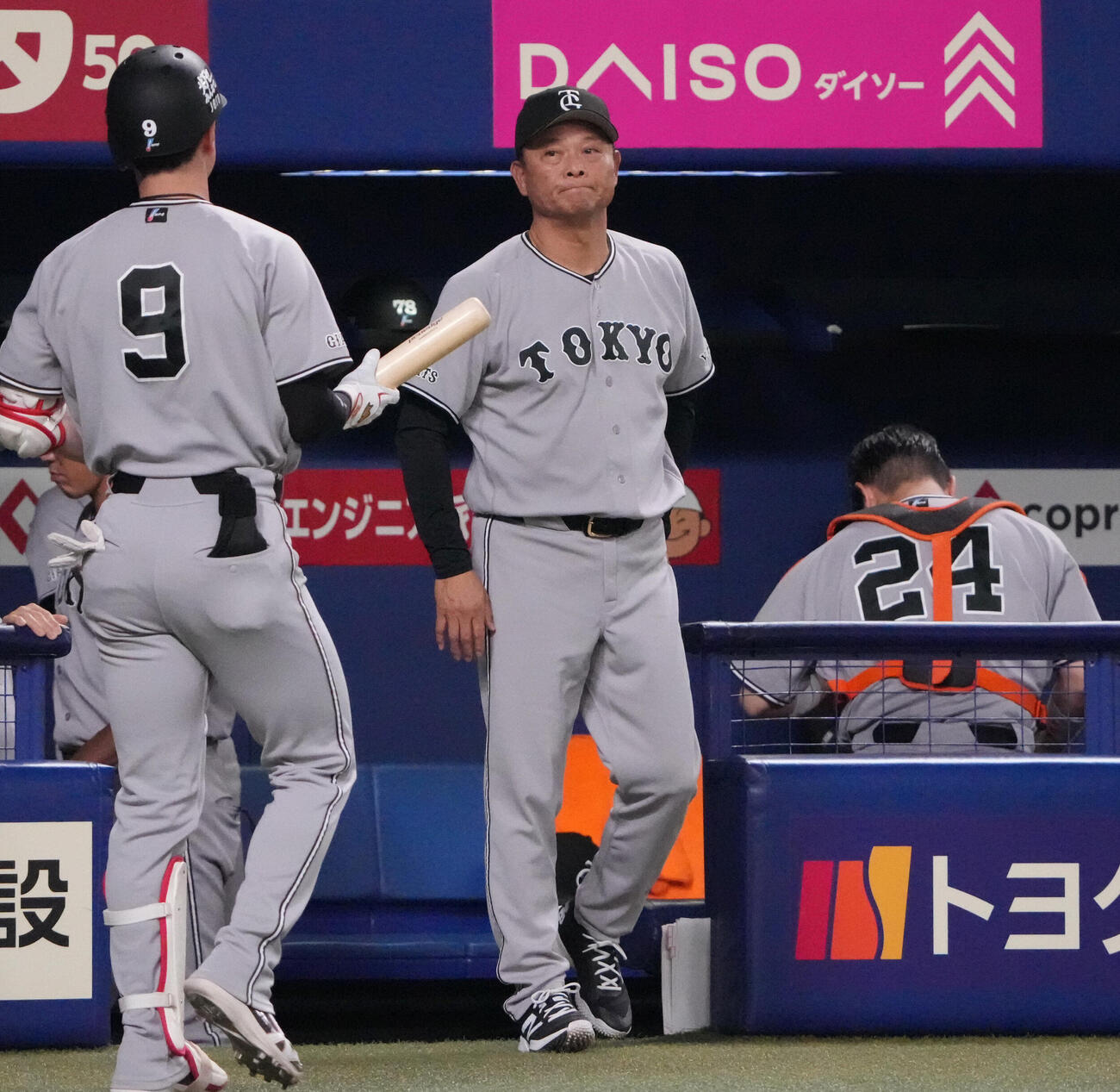 中日対巨人　8回表終了、橋上秀樹監督代行（中央）は選手交代を告げる（撮影・森本幸一）