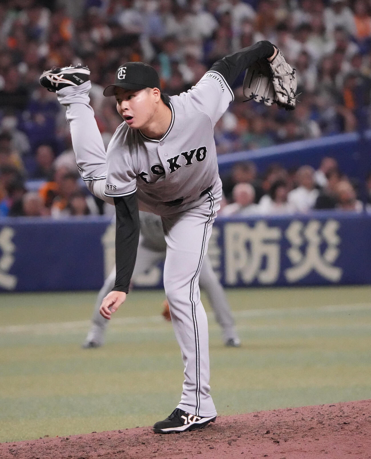 中日対巨人　8回裏中日2死二塁、巨人4番手で登板する田和廉（撮影・森本幸一）