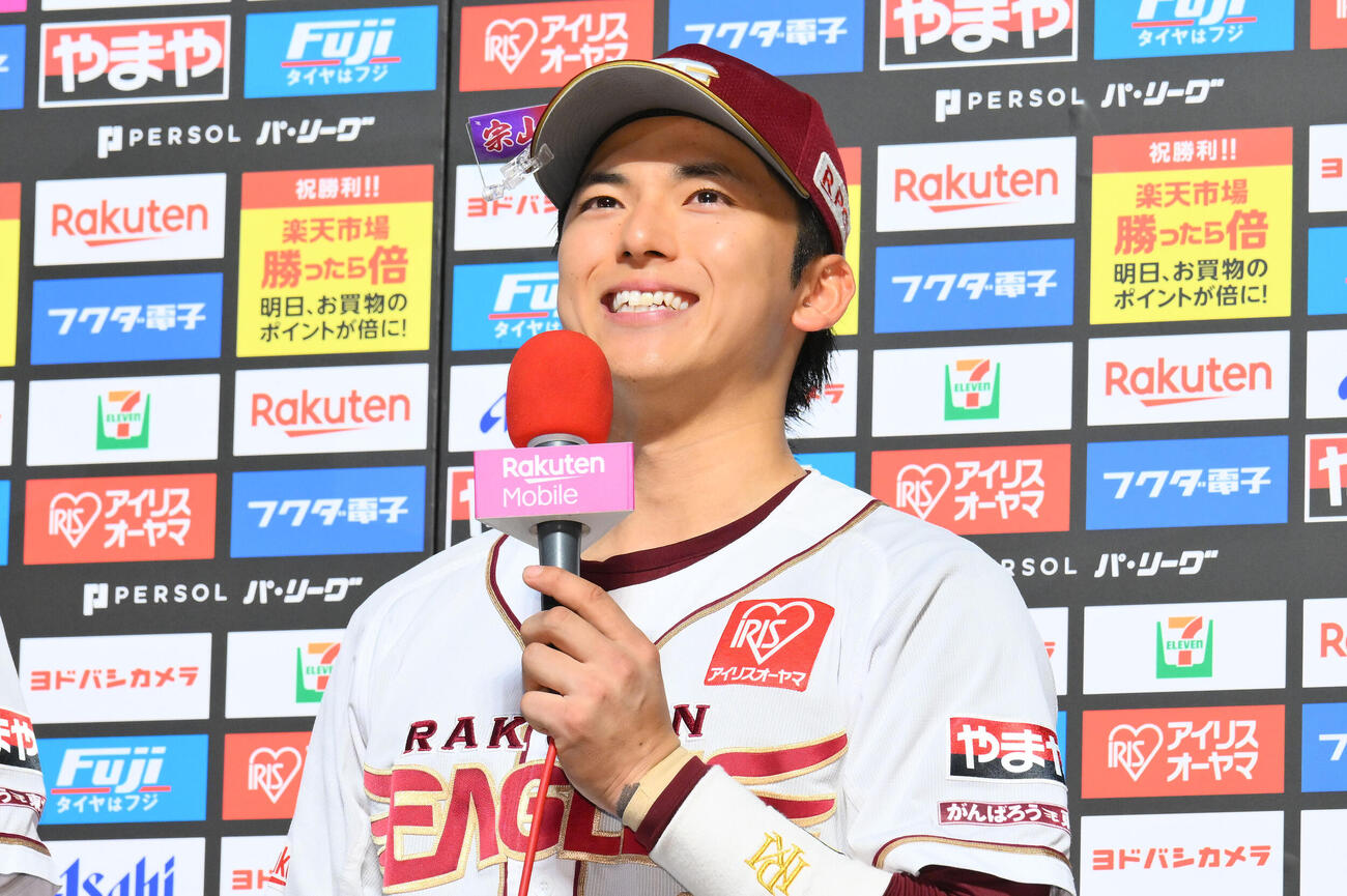 楽天対日本ハム　ヒーローインタビューで笑顔の楽天宗山塁（撮影・滝沢徹郎）
