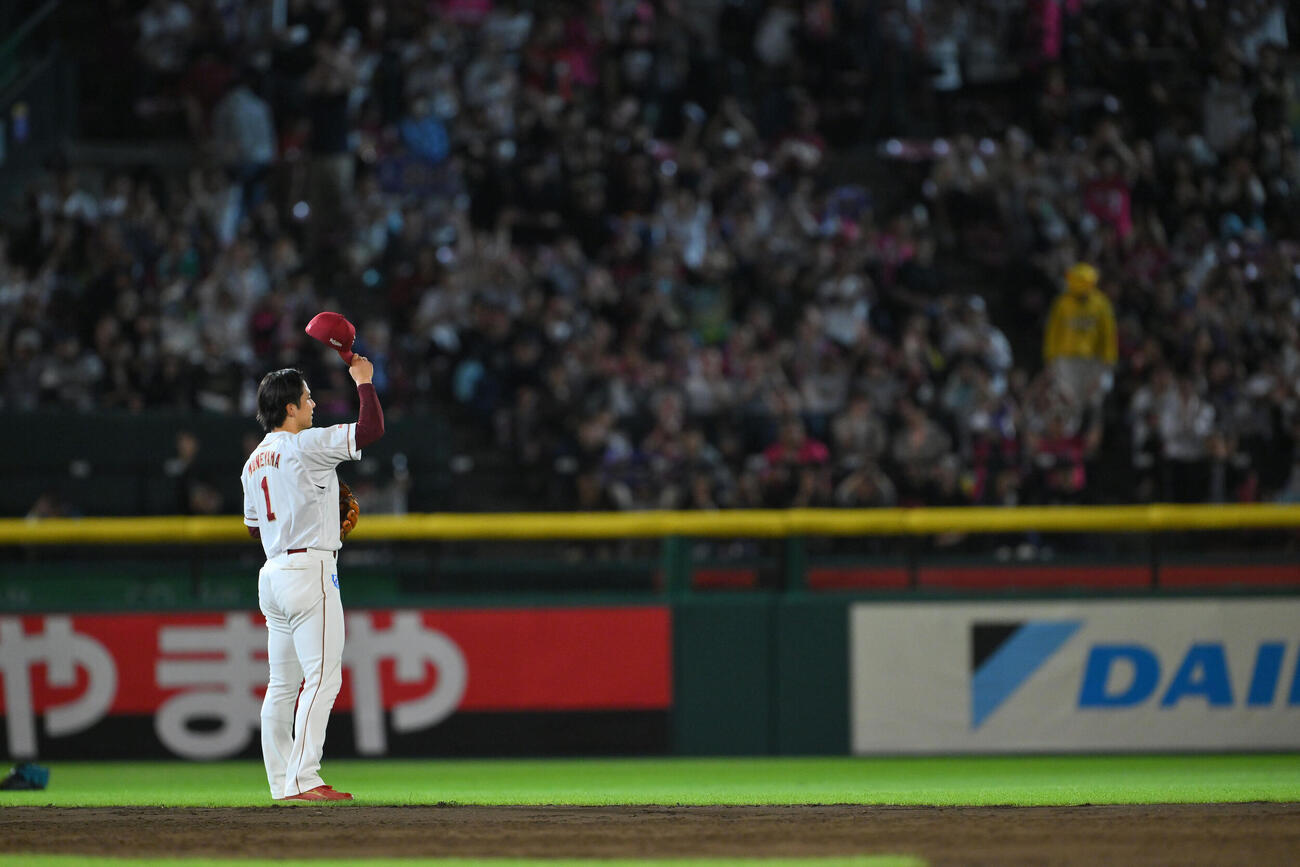 楽天対日本ハム　8回裏に3点適時二塁打を放った楽天宗山塁はファンの祝福に応じる（撮影・滝沢徹郎）
