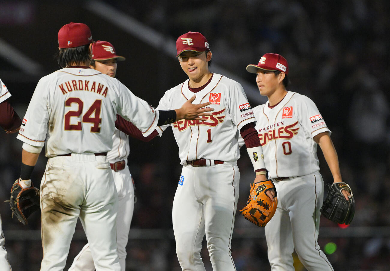 楽天対日本ハム　試合に勝利しチームメートとタッチをかわす楽天宗山塁（左から3人目）（撮影・滝沢徹郎）