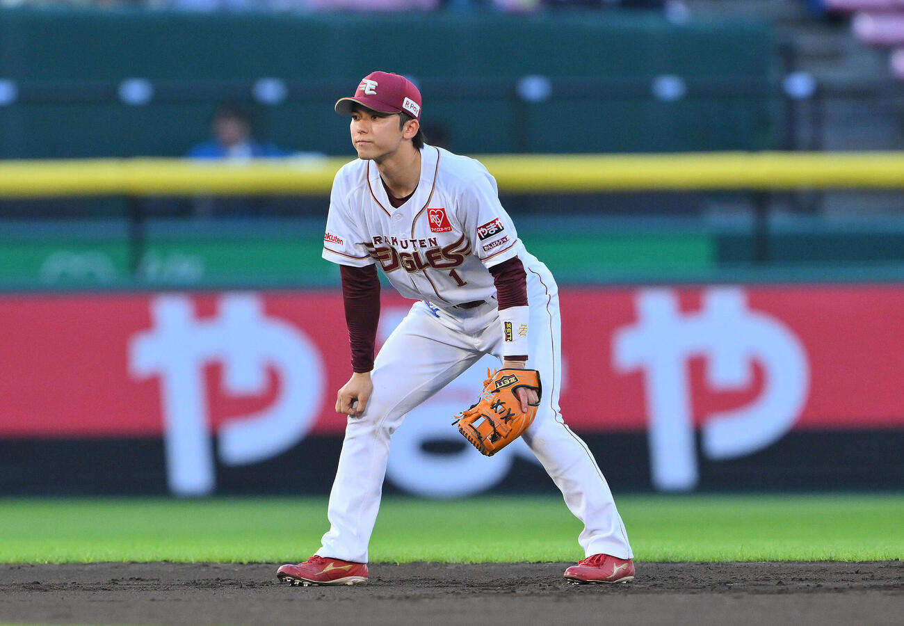 楽天対日本ハム　1回表、守備に就く楽天遊撃手宗山塁（撮影・滝沢徹郎）