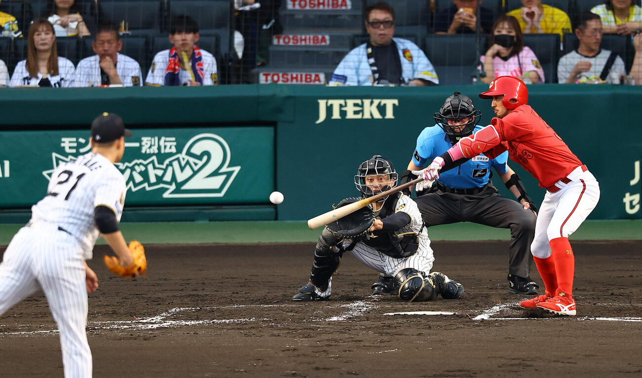 阪神対広島　3回表広島無死一、三塁、菊池涼介は適時打を放つ（撮影・上田博志）