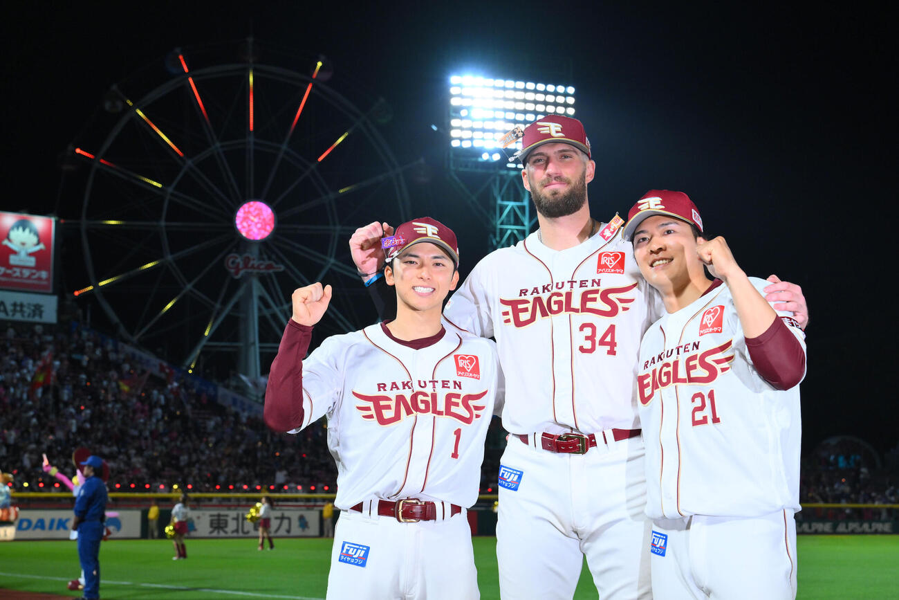 楽天対日本ハム　ヒーローインタビューインタビューを終え記念撮影する楽天の、左から宗山塁、カーソン・マッカスカー、早川隆久（撮影・滝沢徹郎）