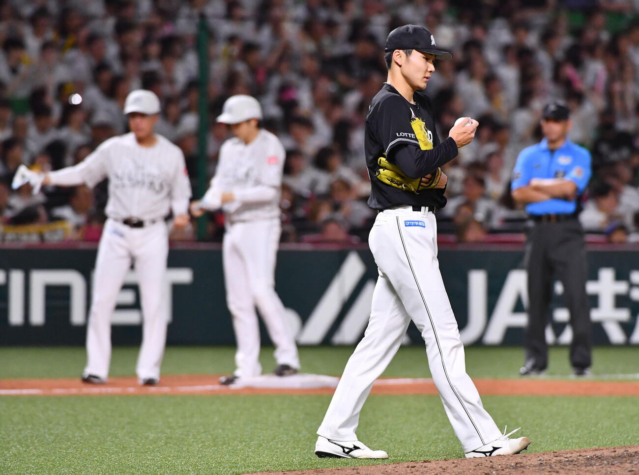 ソフトバンク対ロッテ　4回裏ソフトバンク1死二塁、川瀬晃（左から2人目）に勝ち越しの適時三塁打を打たれ、肩を落とす広池康志郎（撮影・岩下翔太）