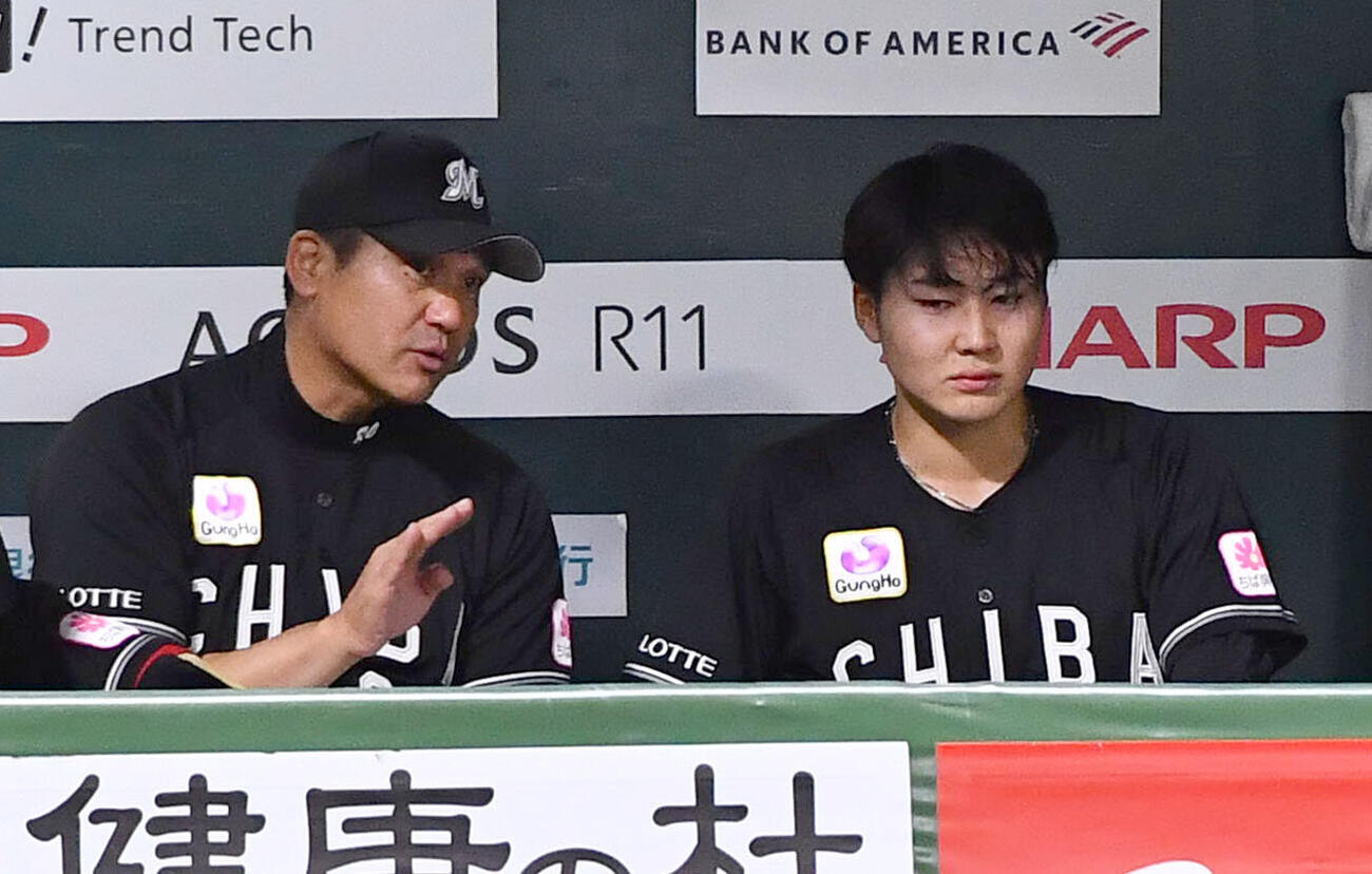 ソフトバンク対ロッテ　7回裏終了後、ベンチで黒木知宏投手コーチ（左）と話す広池康志郎（撮影・岩下翔太）