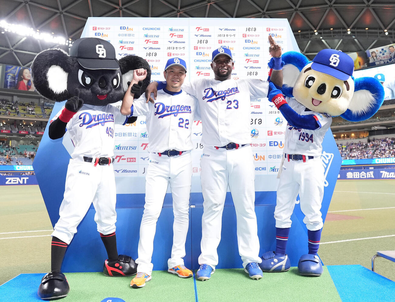 中日対巨人　ヒーローインタビューを終えポーズを決める左からブラックドアラ、大野雄大、ミゲル・サノー、ドアラ（撮影・森本幸一）