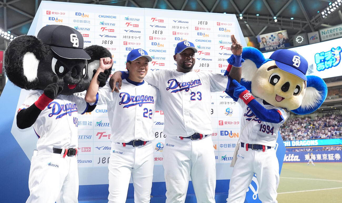 中日対巨人　ヒーローインタビューを終えポーズを決める左からブラックドアラ、大野雄大、ミゲル・サノー、ドアラ（撮影・森本幸一）