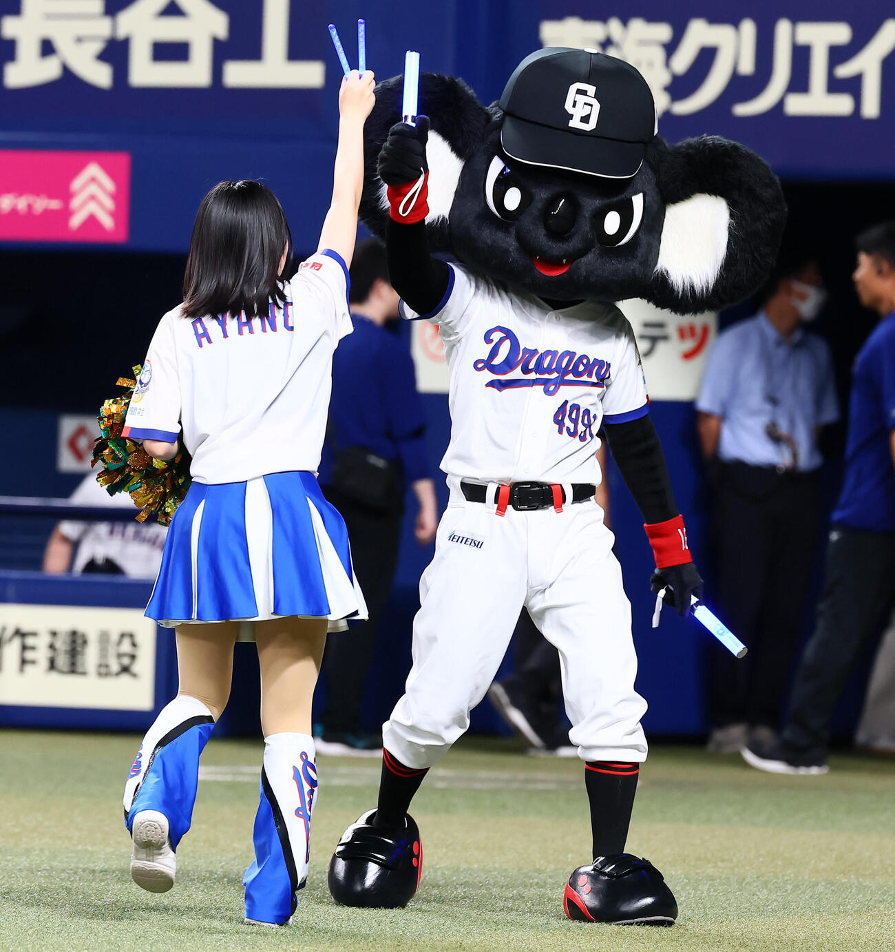 中日対巨人　巨人に勝利しチアドラゴンズとタッチするブラックドアラ（撮影・加藤哉）