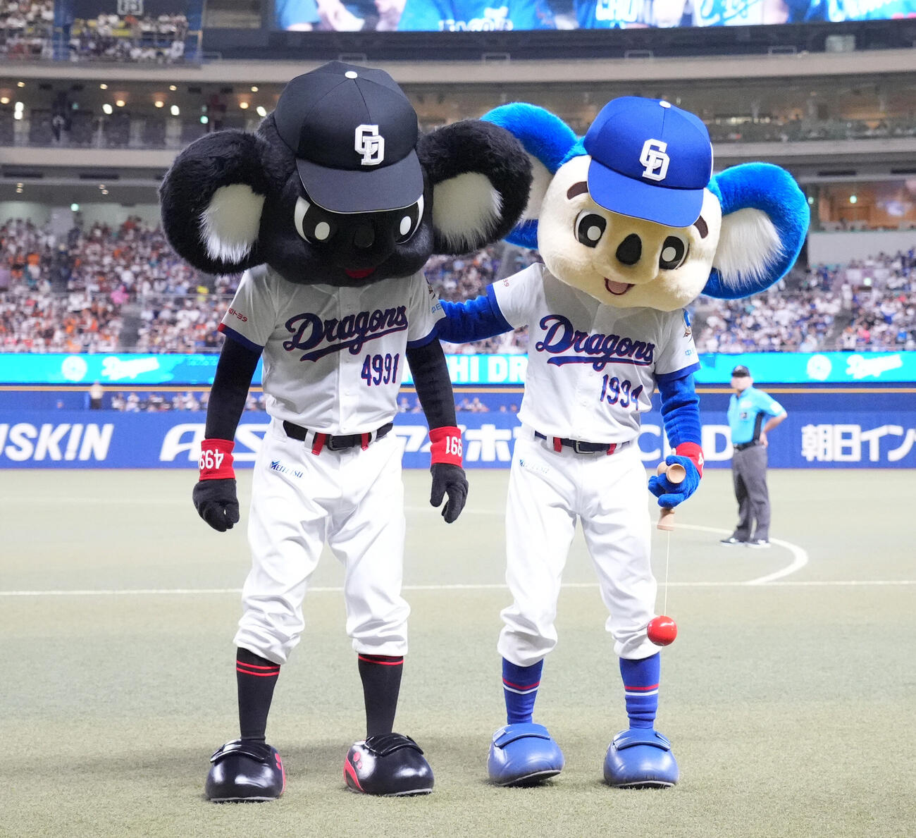 中日対巨人　7回終了、けん玉対決を終えお辞儀をするブラックドアラ（左）とドアラ（撮影・森本幸一）